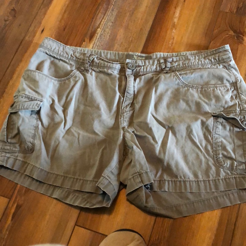 Size 14 Women’s Cargo shorts Natural Reflections by Bass Pro